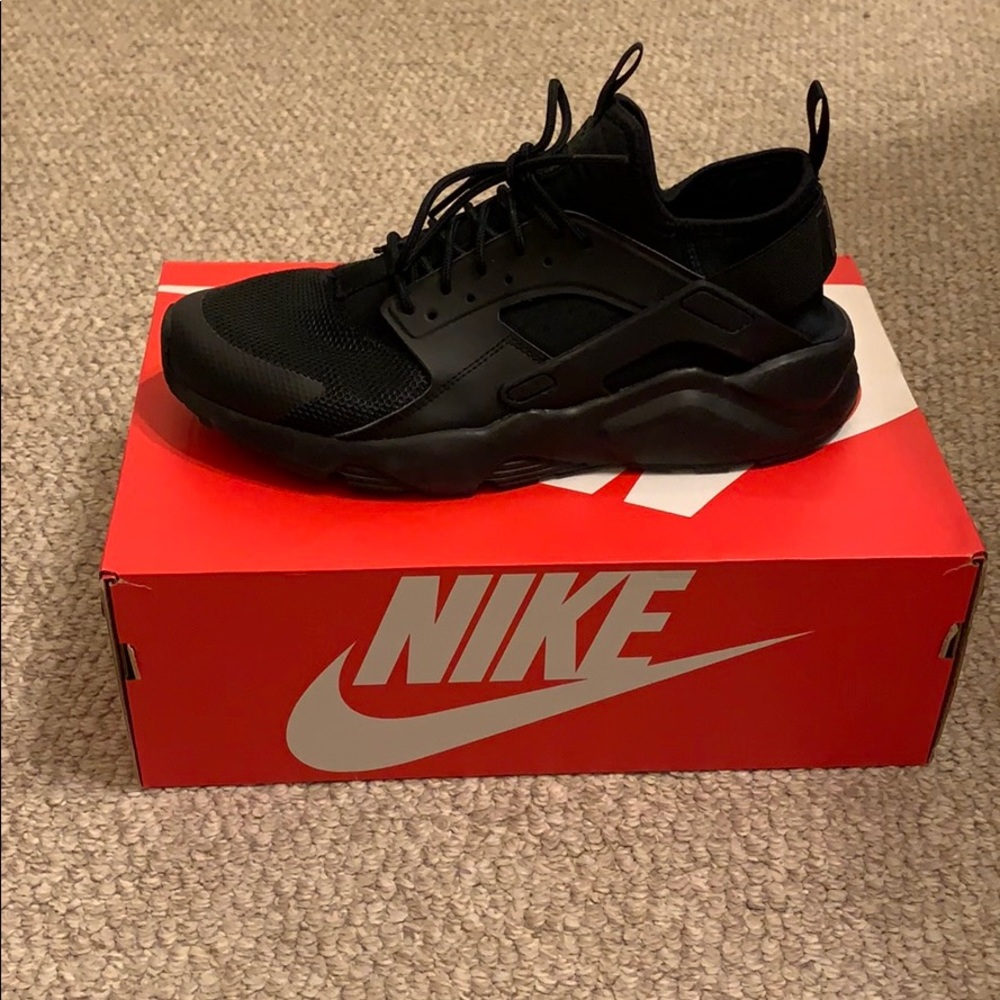 Black huaraches